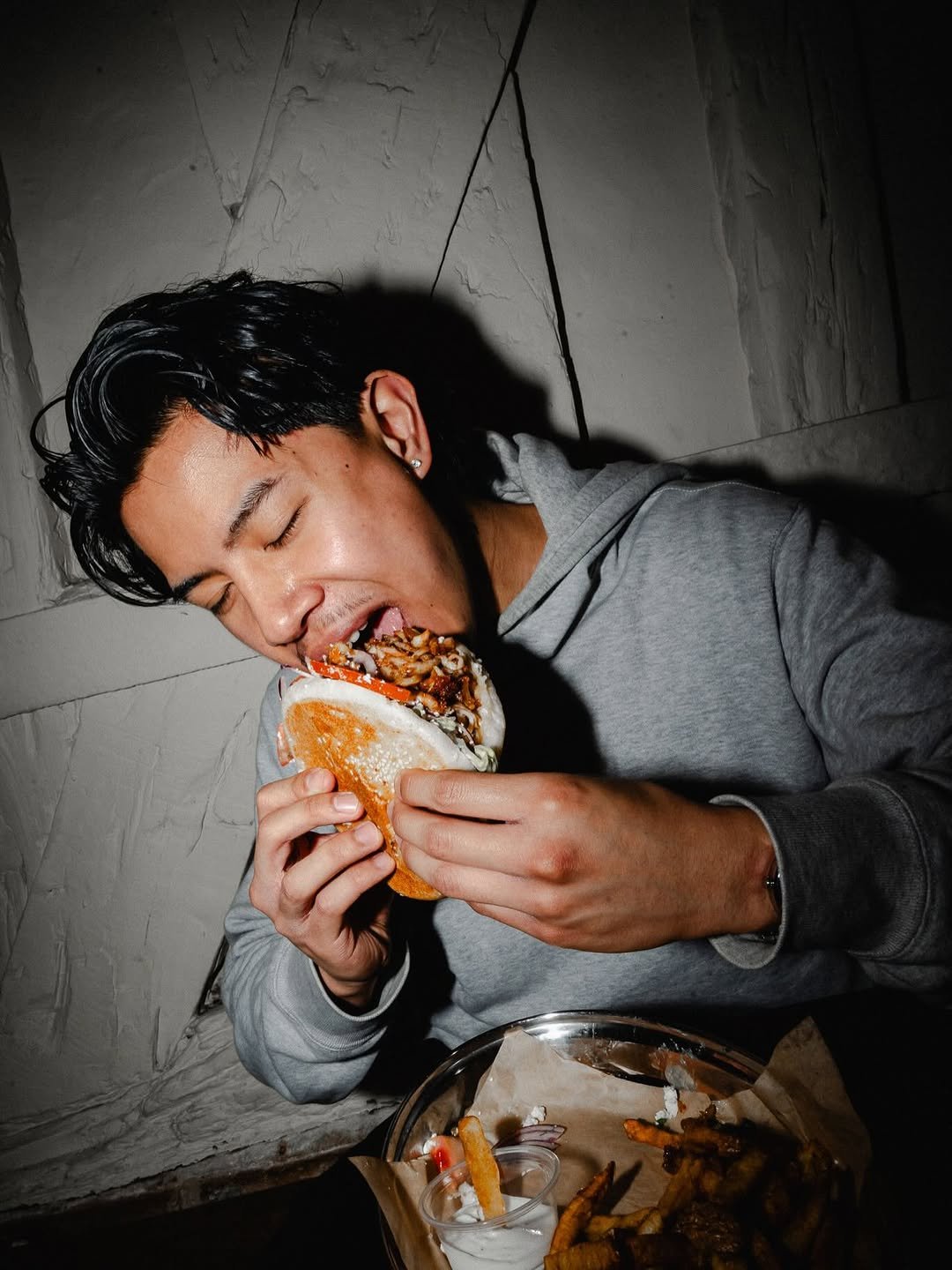 Client qui mange son kebab